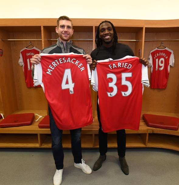 Kenneth Faried dei Denver, a destra, e Per Mertesacker dell’Arsenal (Getty Images)